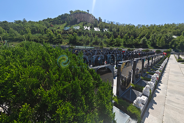 沈阳墓地逝者入土后花篮应该放在哪里？殡葬礼仪中的摆放讲究