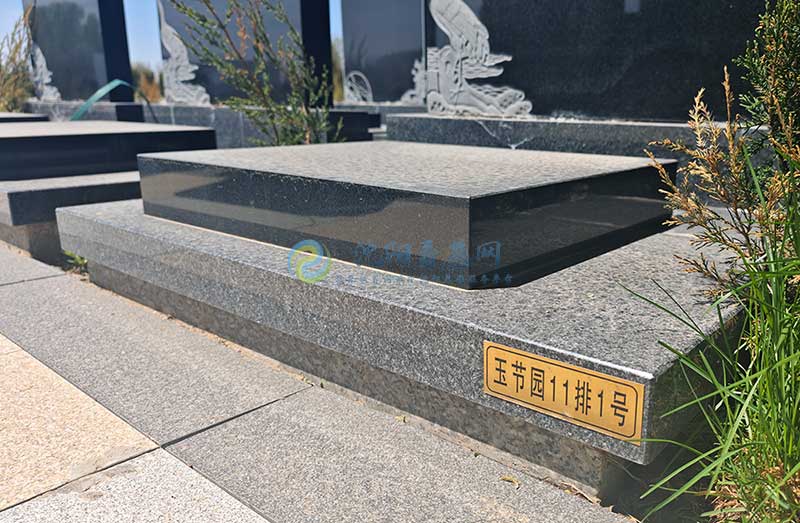 回龙岗墓园